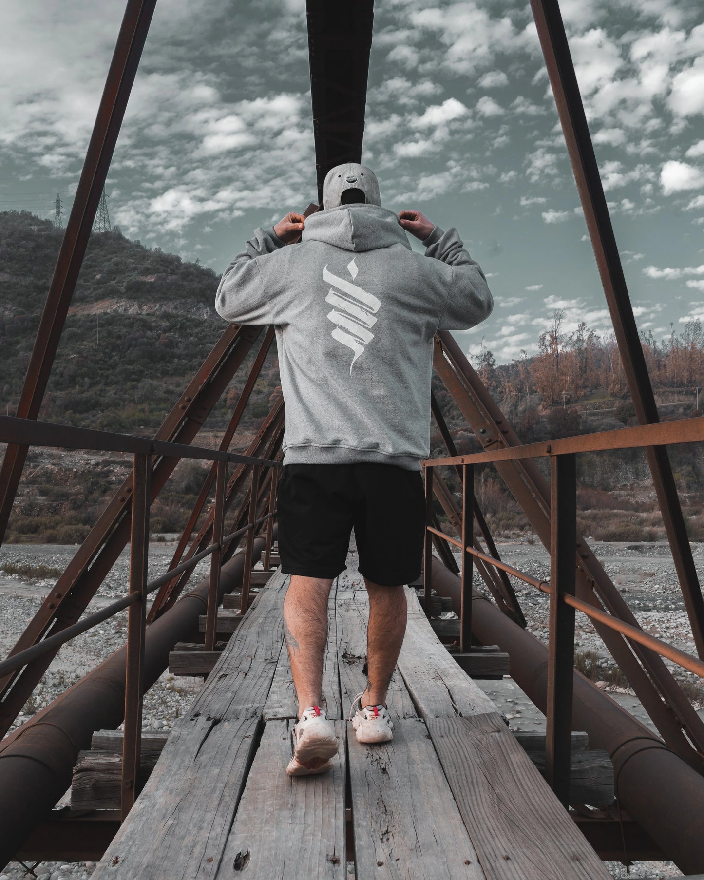 Poleron Unlimit Gris + Shorts negro