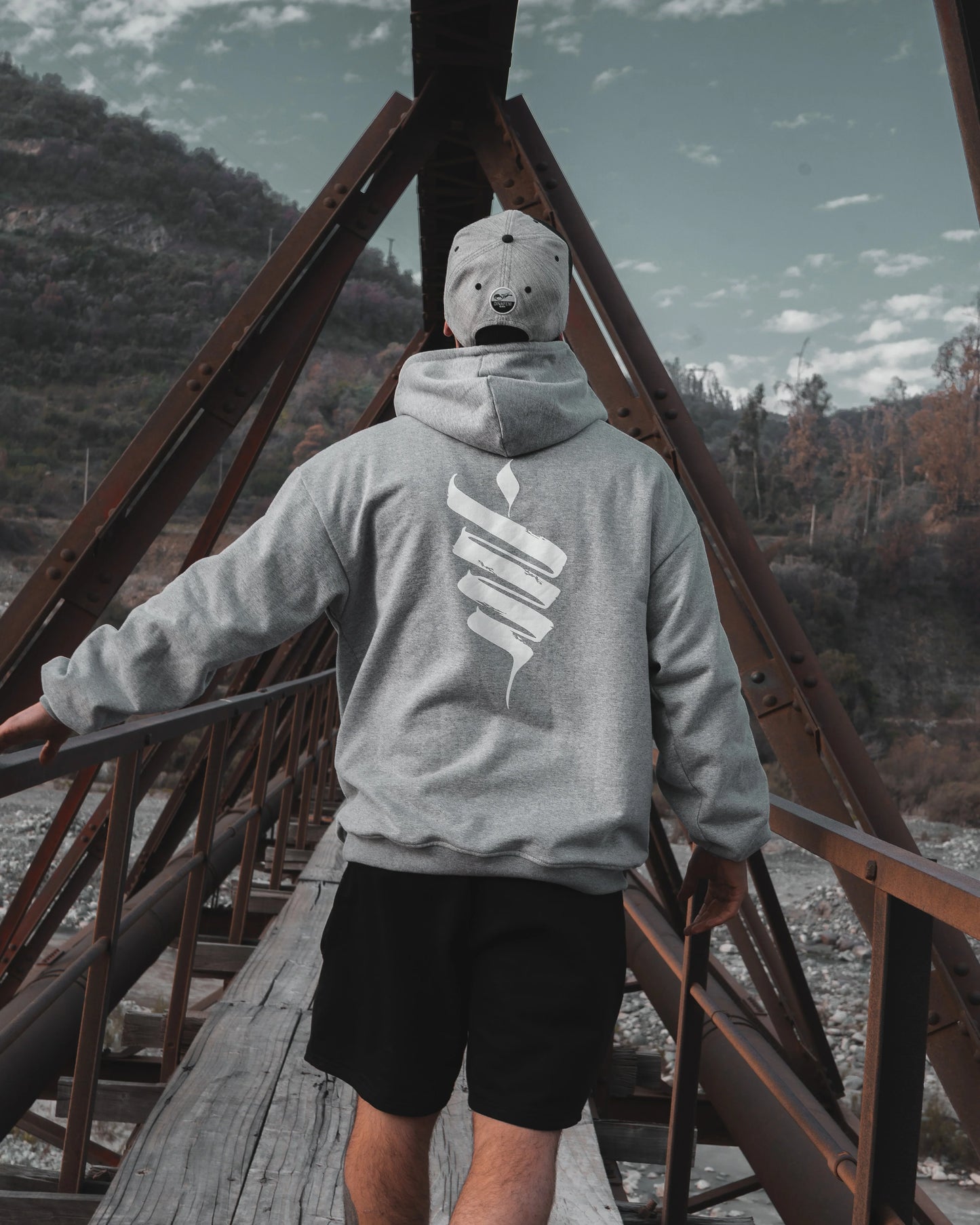 Poleron Unlimit Gris + Shorts negro